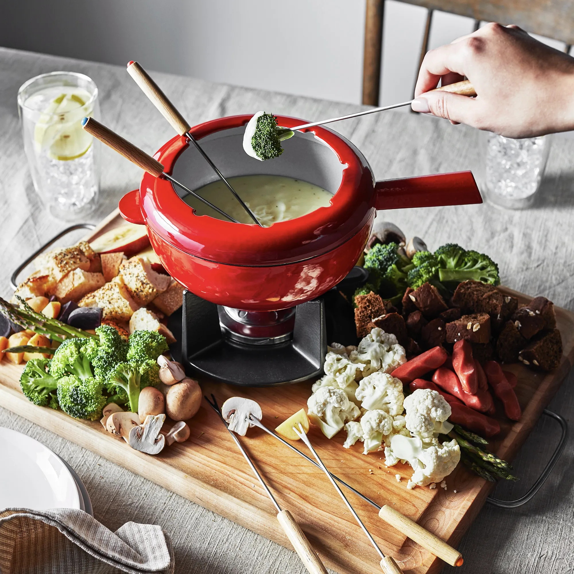 https://www.homethreads.com/files/zwilling/1003156-zwilling-8-in-fondue-pot-set-with-6-forks-for-chocolate-caramel-cheese-sauces-and-more-2.webp