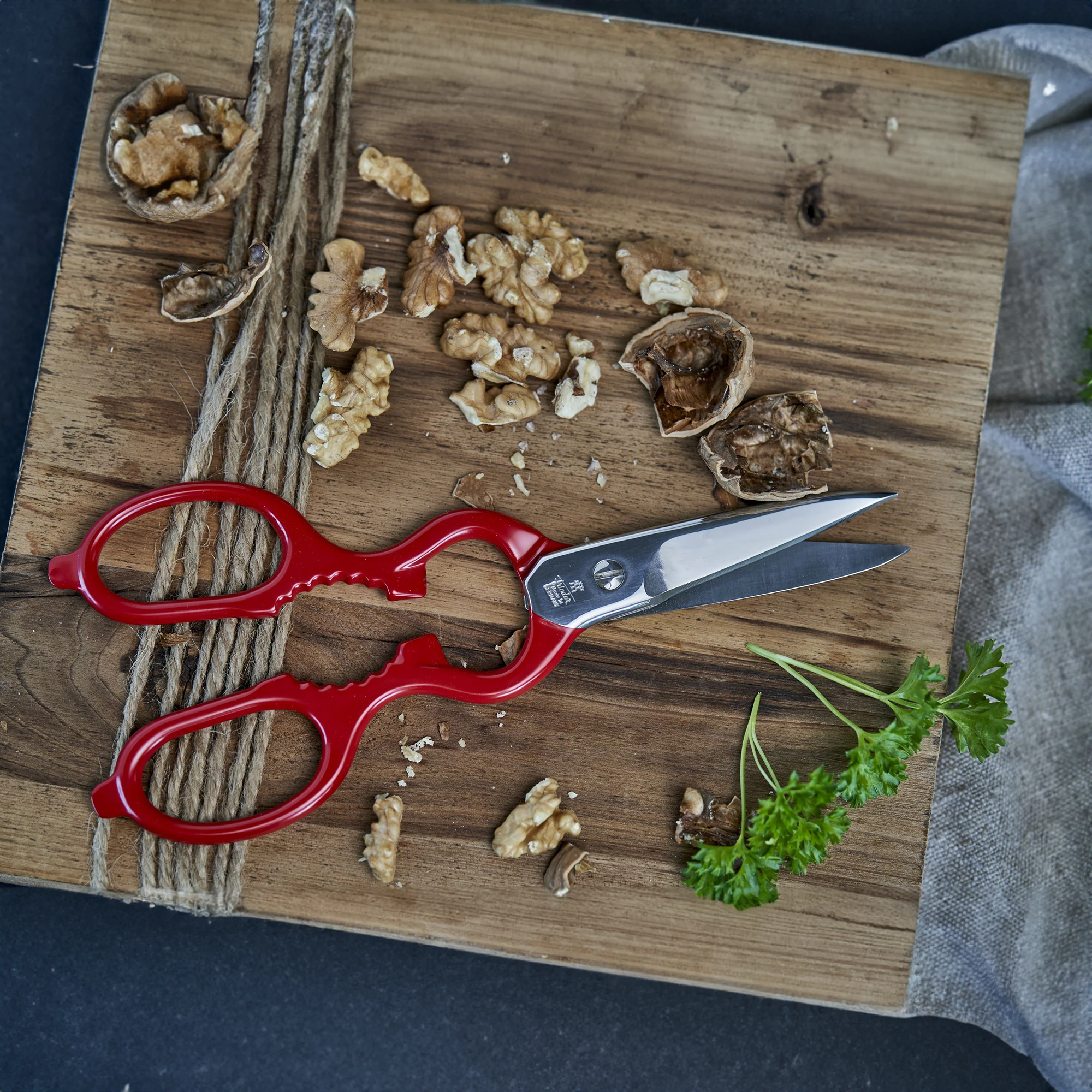 https://www.homethreads.com/files/zwilling/1005709-zwilling-forged-multi-purpose-kitchen-shears-red-handle-5.webp