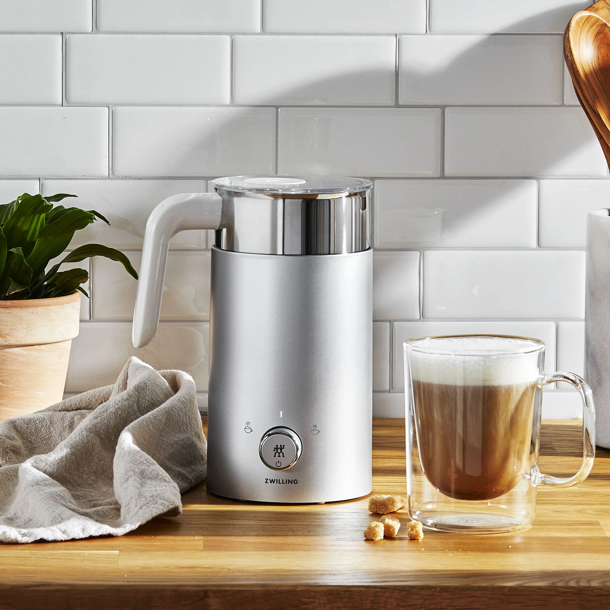 https://www.homethreads.com/files/zwilling/1010585-zwilling-enfinigy-milk-frother-silver-7.webp