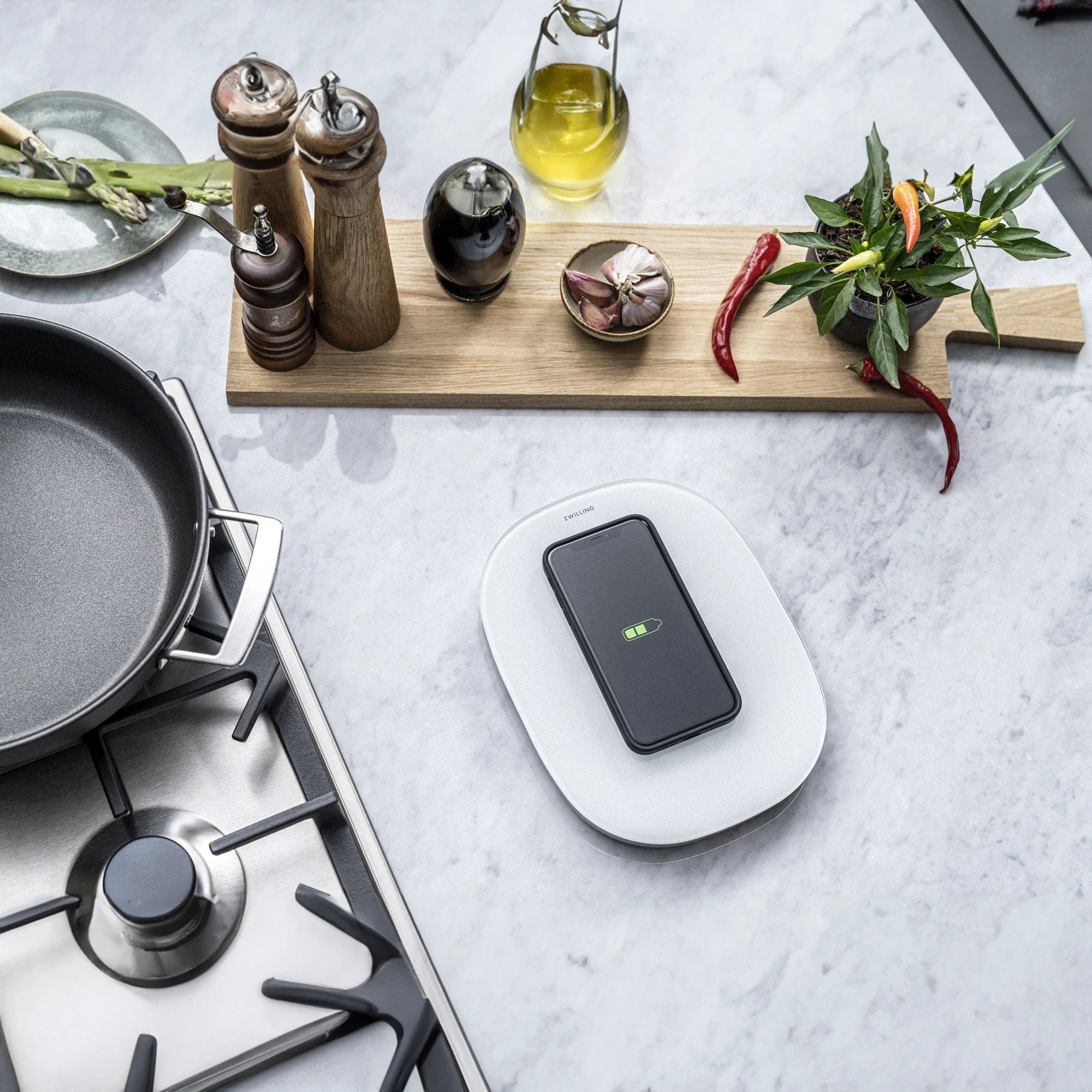https://www.homethreads.com/files/zwilling/1021038-zwilling-enfinigy-wireless-charging-scale-white-9.webp