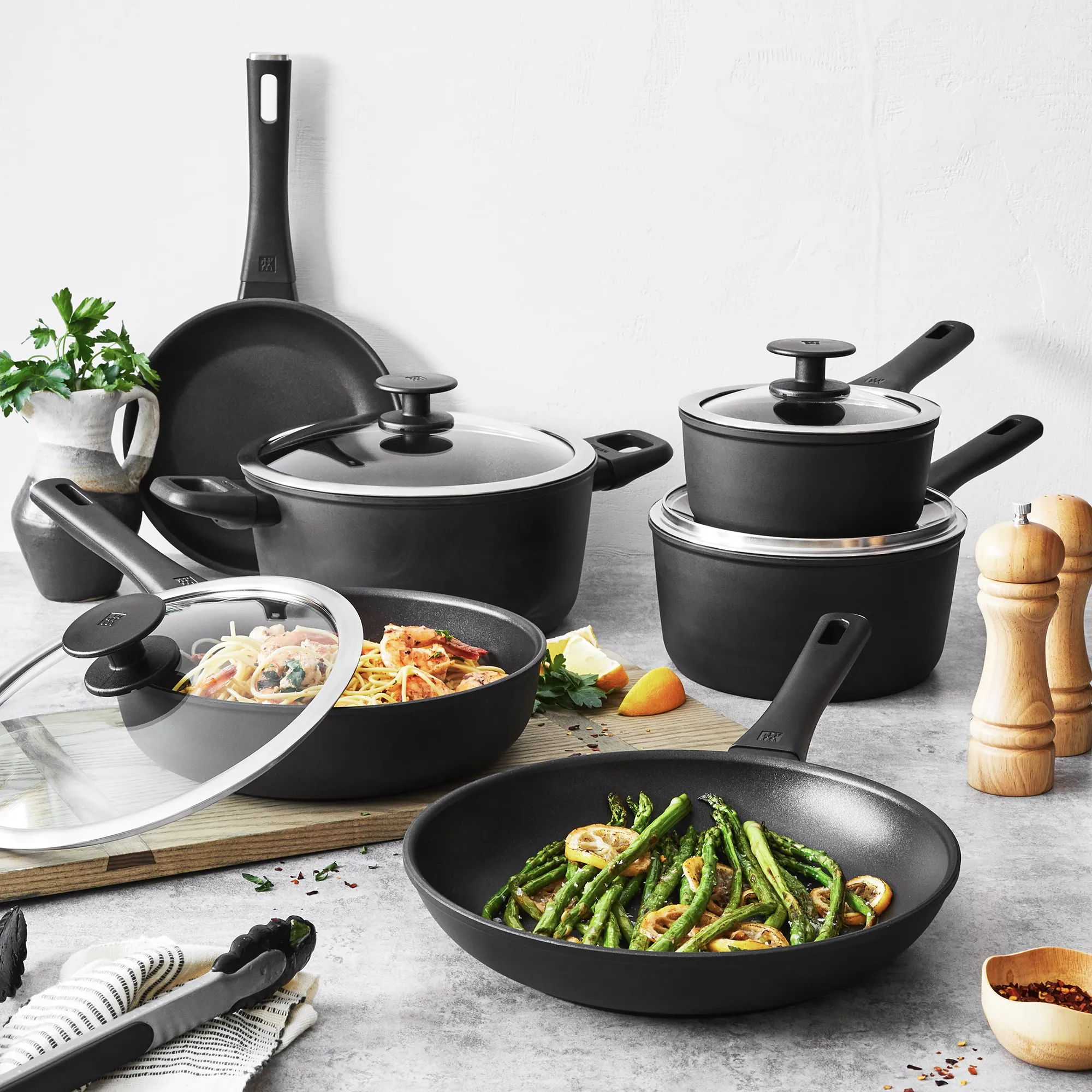 https://www.homethreads.com/files/zwilling/1022437-zwilling-madura-plus-forged-10-pc-aluminum-nonstick-cookware-set-2.webp