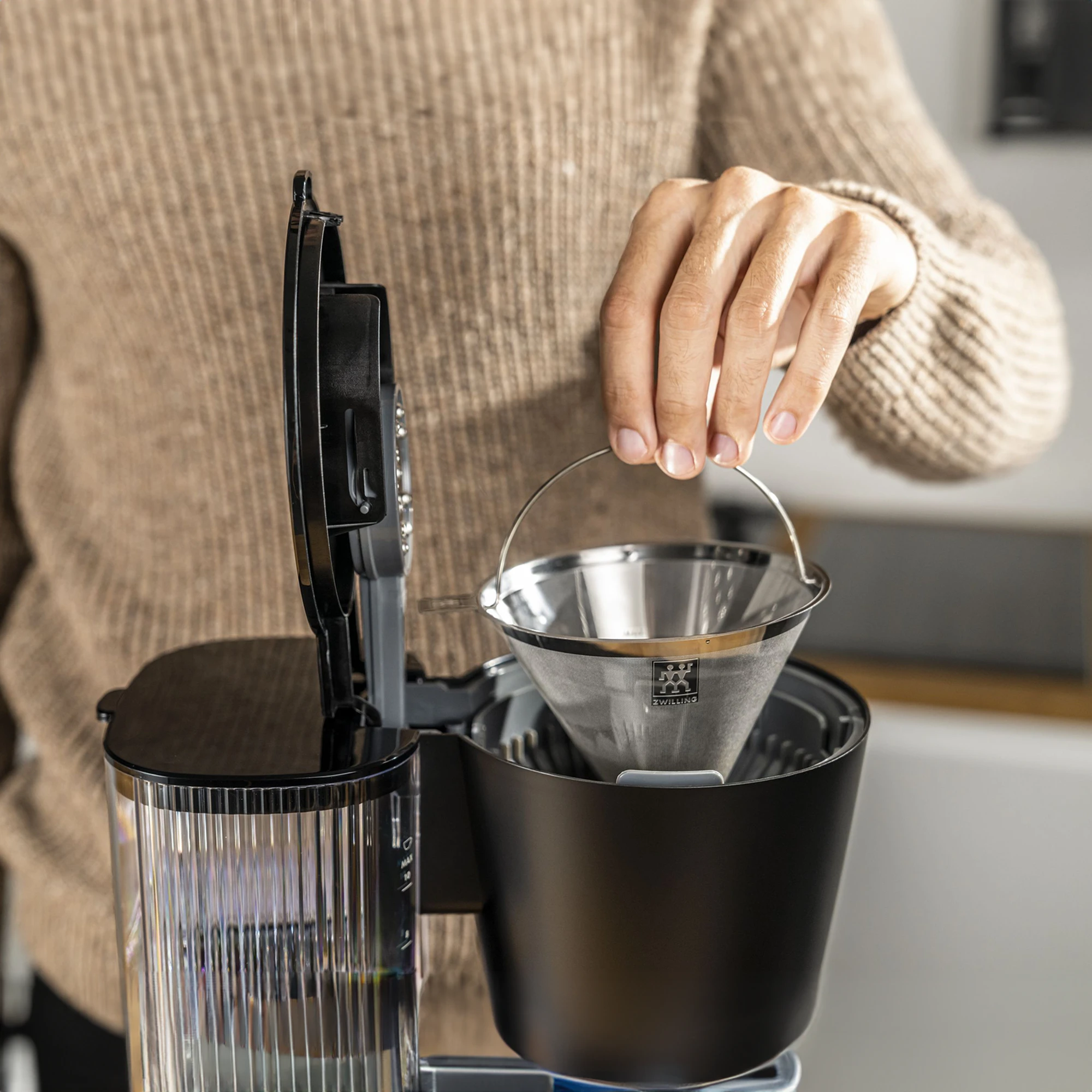 https://www.homethreads.com/files/zwilling/1022997-zwilling-enfinigy-drip-coffee-maker-stainless-steel-permanent-filter-4.webp