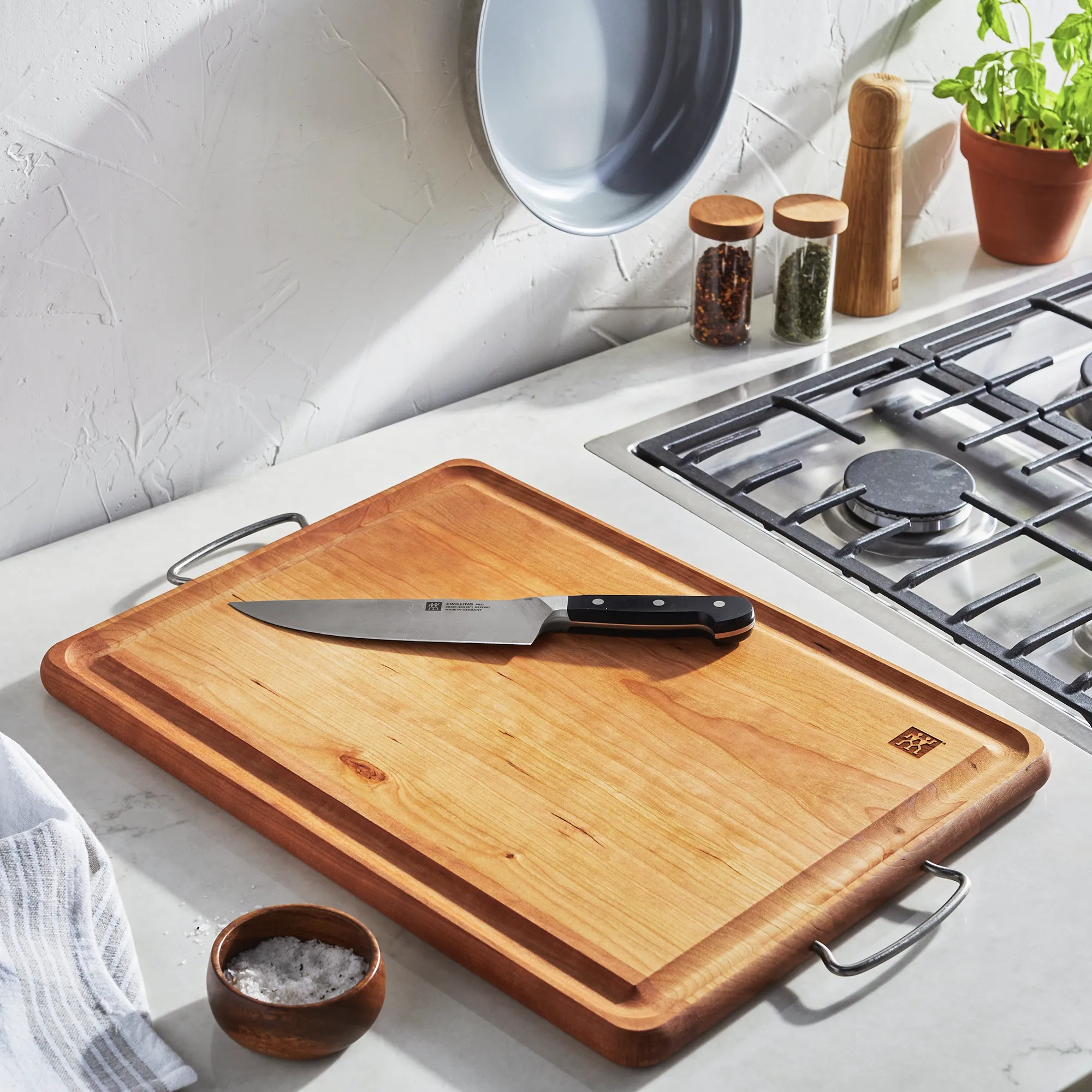 https://www.homethreads.com/files/zwilling/1023999-zwilling-cherry-wood-carving-board-with-handles-2.webp