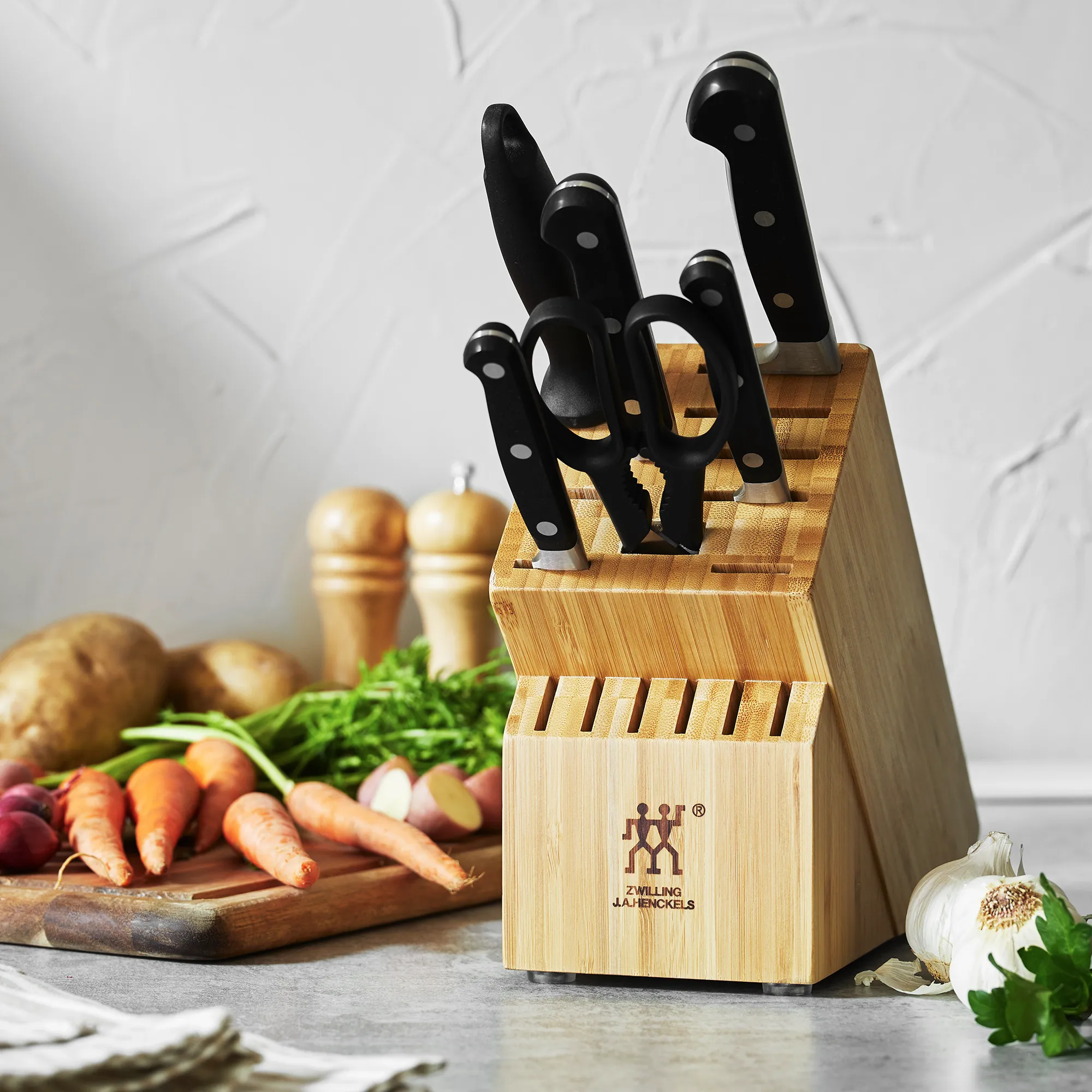 https://www.homethreads.com/files/zwilling/35666-000-zwilling-professional-s-knife-set-with-block-chefs-knife-serrated-utility-knife-7-piece-black-4.webp