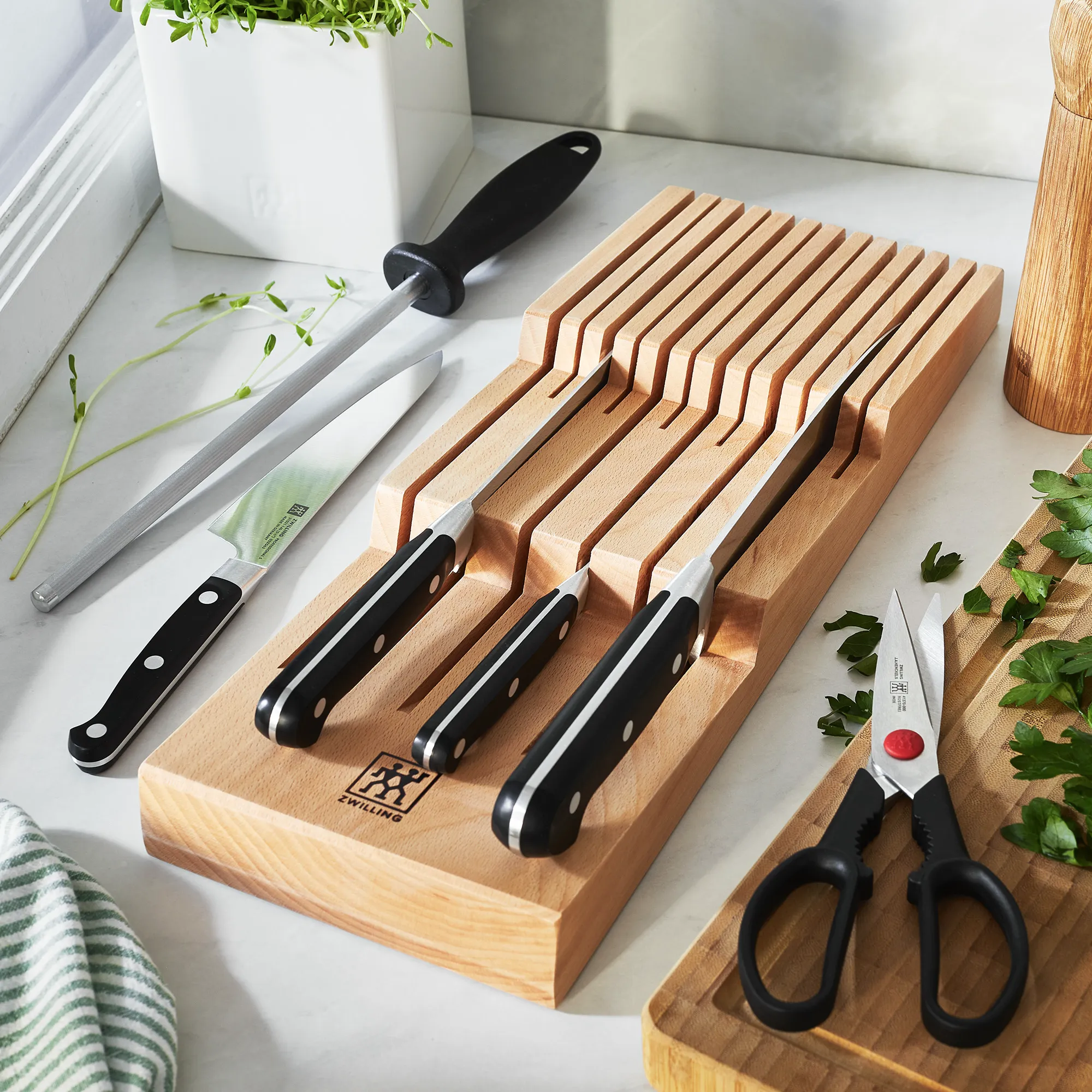 https://www.homethreads.com/files/zwilling/35684-307-zwilling-professional-s-7-pc-knife-set-with-in-drawer-knife-tray-2.webp