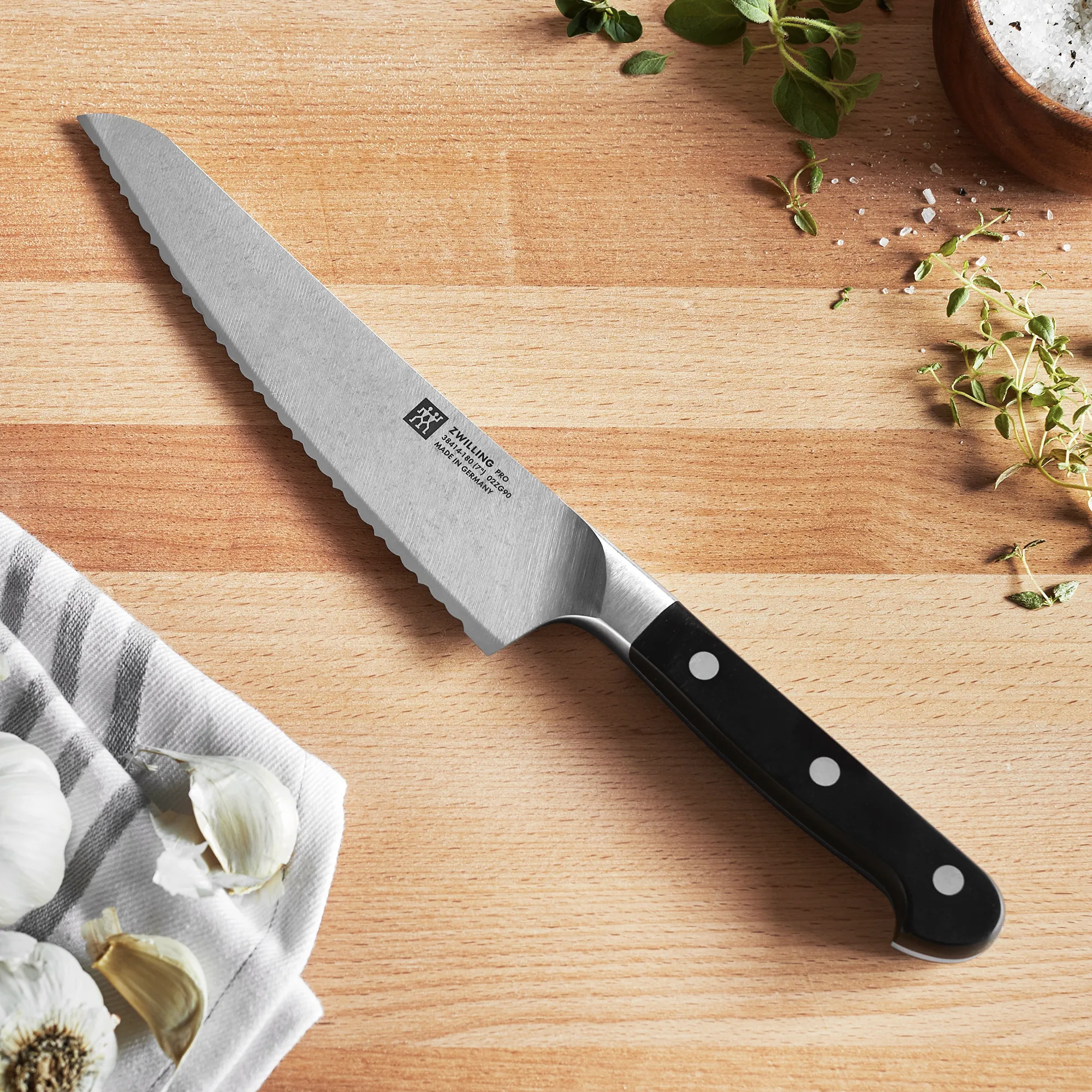 ZWILLING Pro 7-inch Chinese Chef's Knife Vegetable Cleaver - Bed