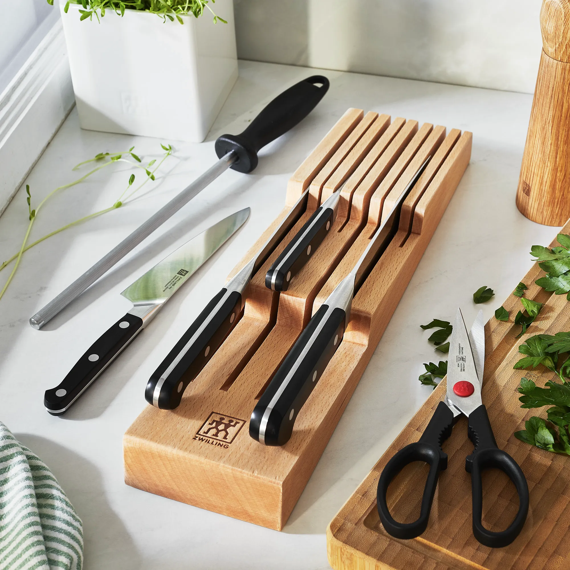 https://www.homethreads.com/files/zwilling/38449-004-zwilling-pro-7-pc-knife-block-set-with-in-drawer-knife-tray-4.webp
