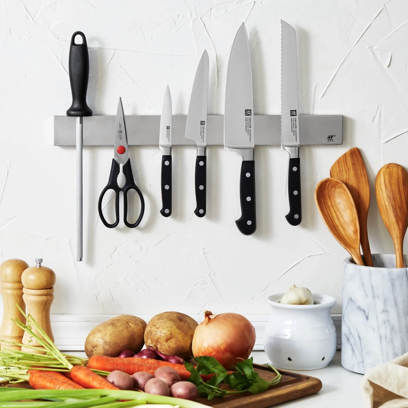 https://www.homethreads.com/files/zwilling/thumbs/35695-007-zwilling-professional-s-7-pc-knife-set-with-175-stainless-magnetic-knife-bar-3.webp