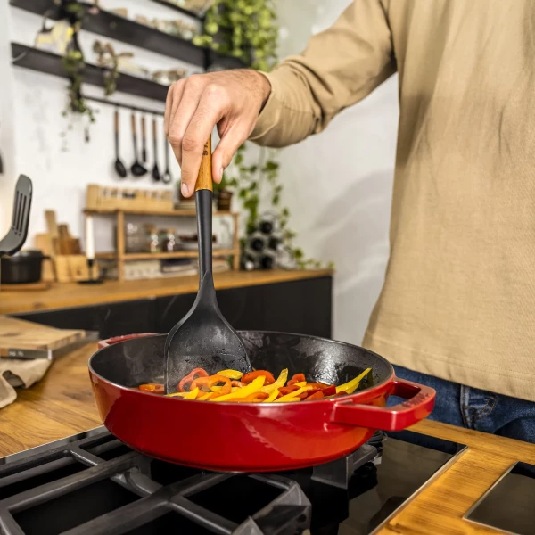 https://www.homethreads.com/files/zwilling/thumbs/40503-101-staub-silicone-with-wood-handle-cooking-utensil-wok-turner-6.webp